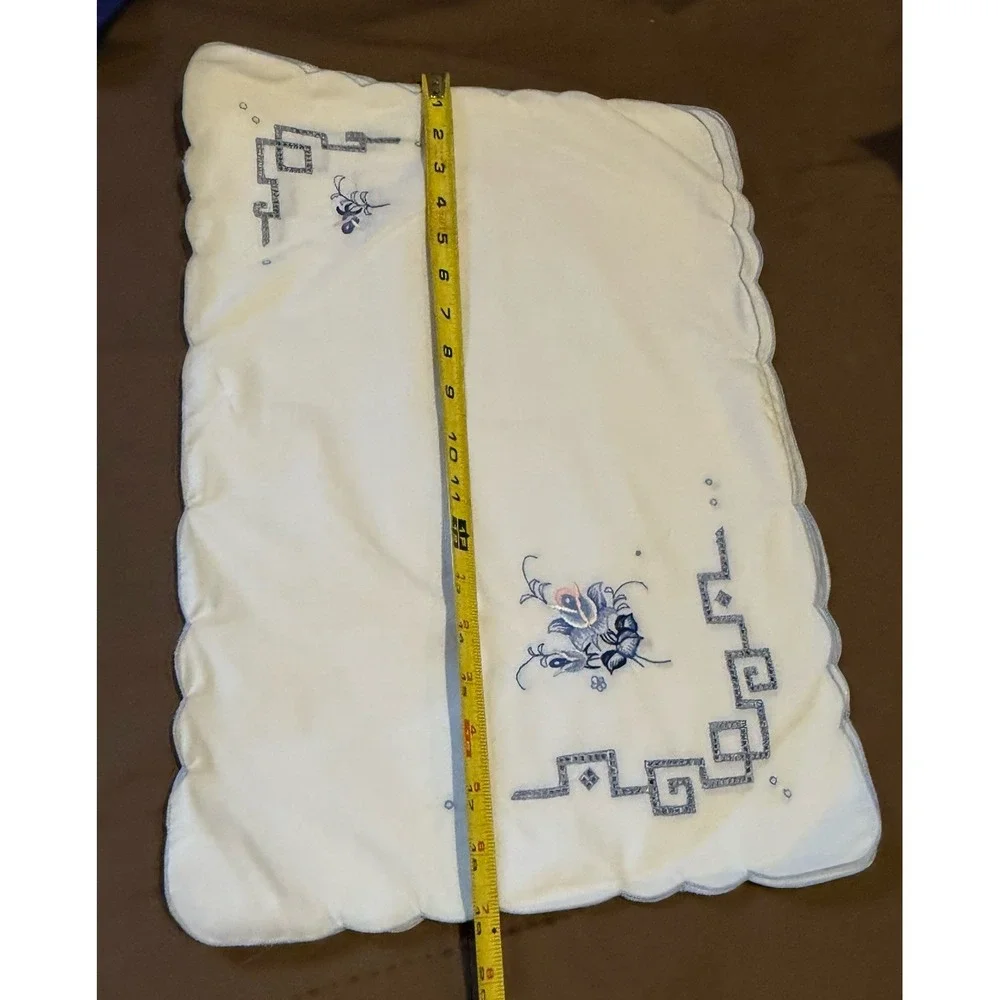 Lit Of‎ 8 tea cloth matching napkins Embroid reminiscent Jacobean floral designs